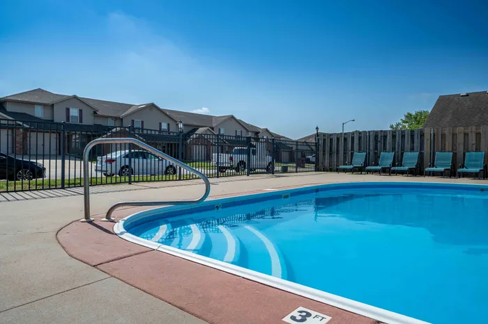 Oakwood-Heights-Townhomes-Republic-Missouri-Amenities-Swimming-Pool-Steps