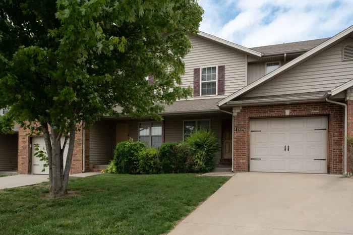 Oakwood-Heights-Townhomes-Republic-Missouri-Phase-1-Three-Bedroom-Driveway-Front-Porch
