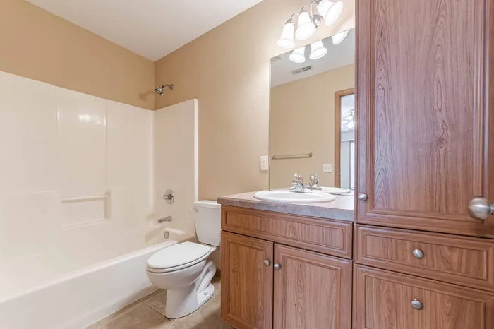 Oakwood-Heights-Townhomes-Republic-Missouri-Phase-1-Three-Bedroom-Primary-Bathroom