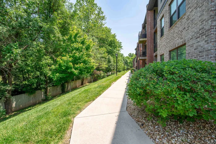 Township-28-Apartments-Springfield-Missouri-Exteriors-Walking-Path