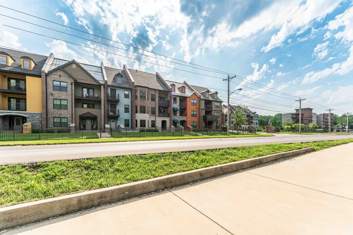 Township-28-Apartments-Springfield-Missouri-Exteriors-Sidewalk-View