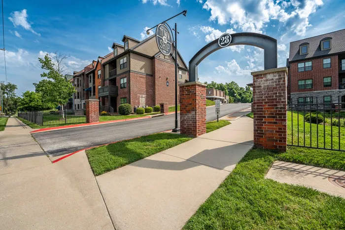 Township-28-Apartments-Springfield-Missouri-Exteriors-Sidewalk-Entrance