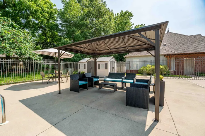 Martin-Riley-Apartment-Homes-Springfield-Missouri-Amenities-Swimming-Pool-Covered-Seating