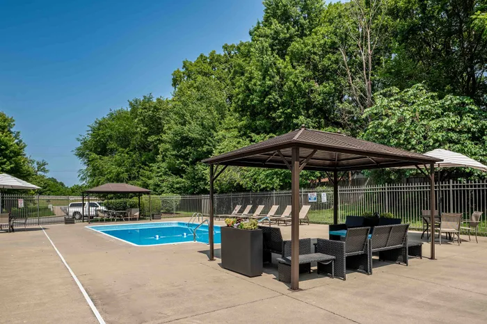 Martin-Riley-Apartment-Homes-Springfield-Missouri-Amenities-Swimming-Pool-Covered-Seating