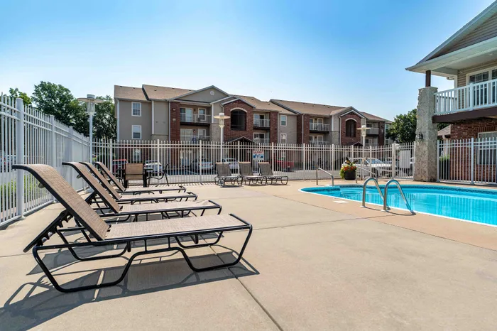 Battlefield-Park-Apartments-Springfield-Missouri-Amenities-Swimming-Pool-Lounge-Chairs