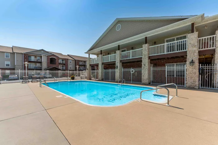 Battlefield-Park-Apartments-Springfield-Missouri-Amenities-Swimming-Pool-Community-View