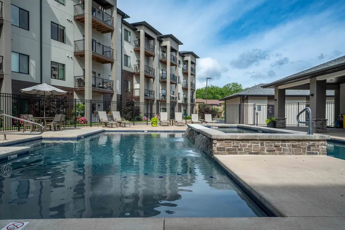 Veranda-Vistas-55-Plus-Apartments-Springfield-Missouri-Amenities-Heated-Saltwater-Pool-Community-View