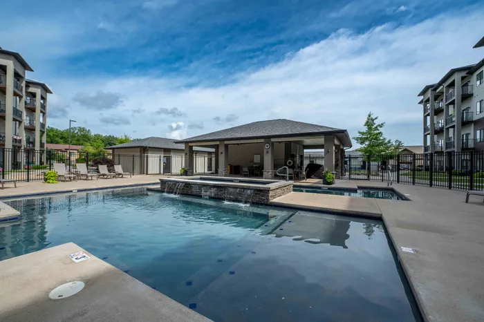 Veranda-Vistas-55-Plus-Apartments-Springfield-Missouri-Amenities-Heated-Saltwater-Pool-Outdoor-Seating