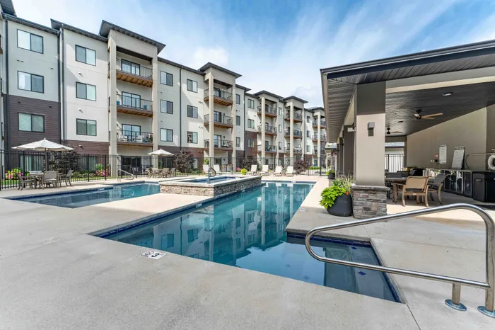 Veranda-Vistas-55-Plus-Apartments-Springfield-Missouri-Amenities-Heated-Saltwater-Pool-Entrance