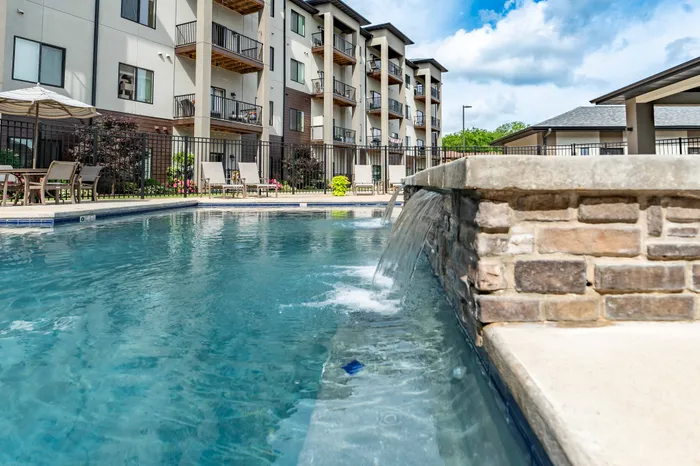 Veranda-Vistas-55-Plus-Apartments-Springfield-Missouri-Amenities-Heated-Saltwater-Pool-Fountain
