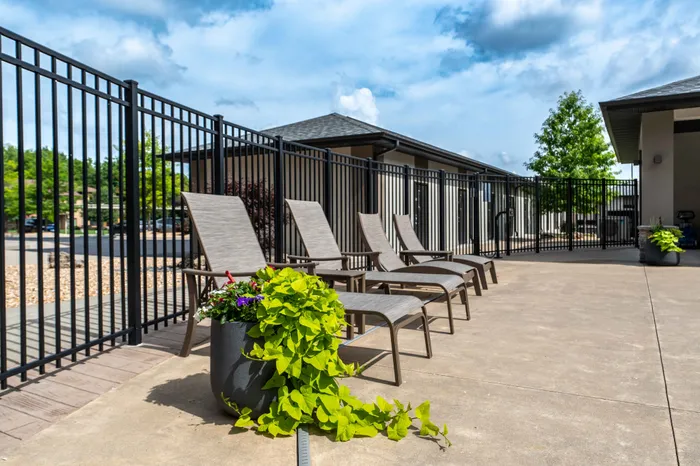 Veranda-Vistas-55-Plus-Apartments-Springfield-Missouri-Amenities-Poolside-Lounge-Chairs