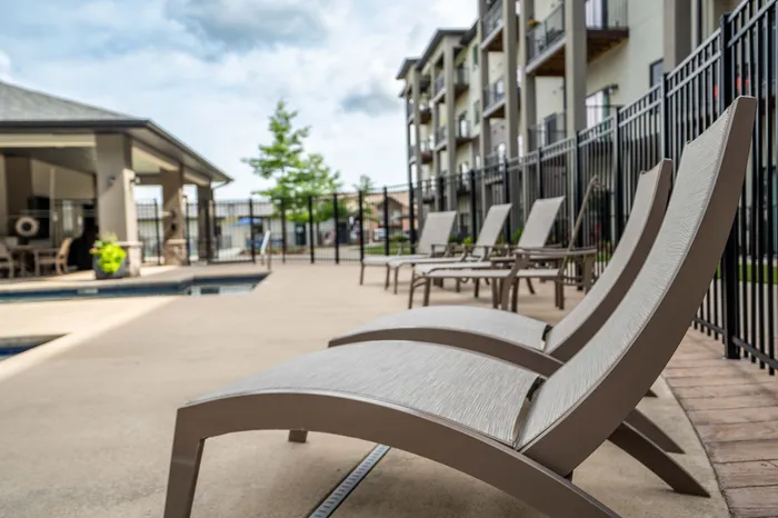 Veranda-Vistas-55-Plus-Apartments-Springfield-Missouri-Amenities-Poolside-Chairs