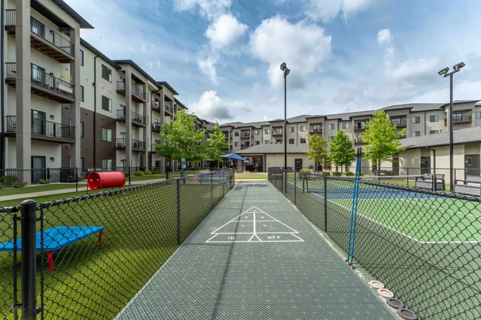 Veranda-Vistas-55-Plus-Apartments-Springfield-Missouri-Amenities-Shuffleboard-Court