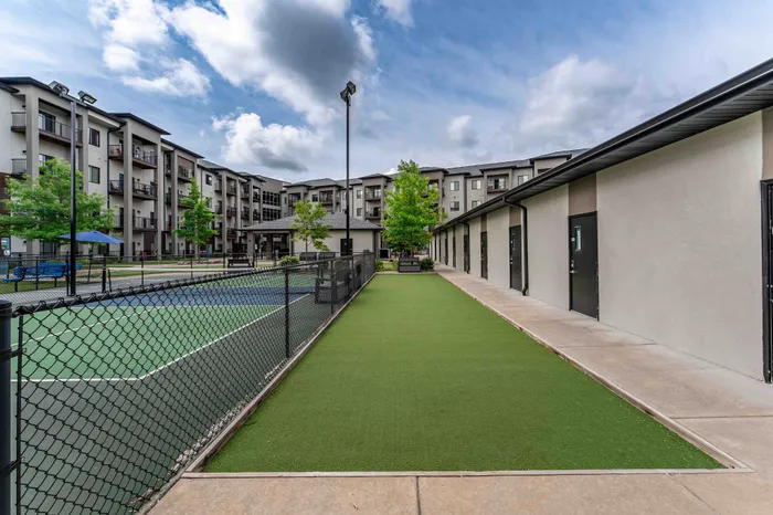 Veranda-Vistas-55-Plus-Apartments-Springfield-Missouri-Amenities-Pickleball-Court-Viewing-Space