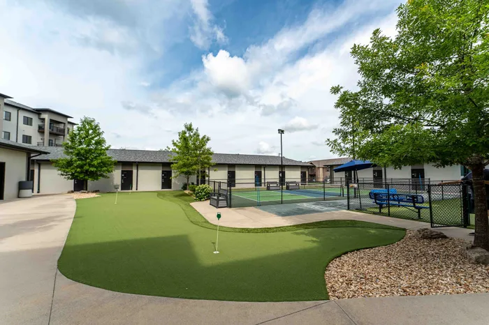 Veranda-Vistas-55-Plus-Apartments-Springfield-Missouri-Amenities-Putting-Green-Courtyard