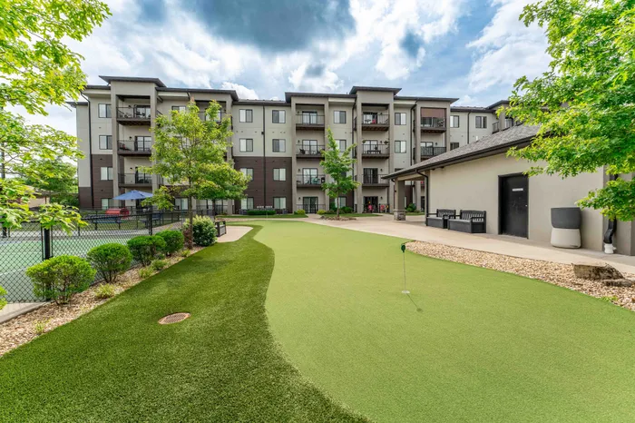 Veranda-Vistas-55-Plus-Apartments-Springfield-Missouri-Amenities-Putting-Green-Community-View