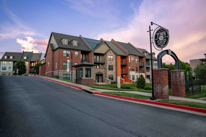 Township-28-Apartments-Springfield-Missouri-Exteriors-Twilight-Community-Entrance