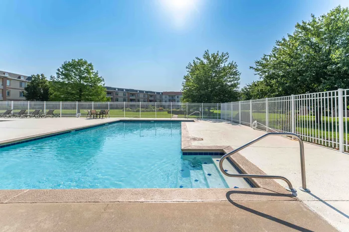 The-Abbey-Apartments-Springfield-Missouri-Amenities-Second-Swimming-Pool