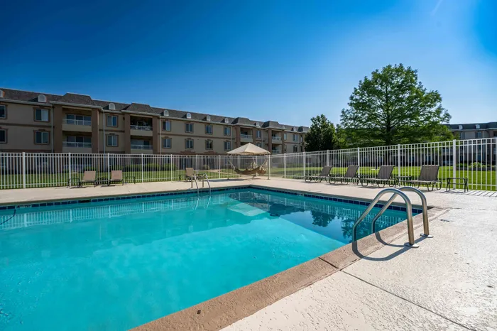 The-Abbey-Apartments-Springfield-Missouri-Amenities-First-Swimming-Pool-Seating