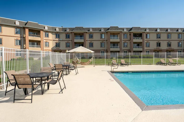 The-Abbey-Apartments-Springfield-Missouri-Amenities-Poolside-Table-Seating