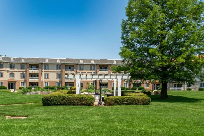 The-Abbey-Apartments-Springfield-Missouri-Amenities-Courtyard-Gazebo