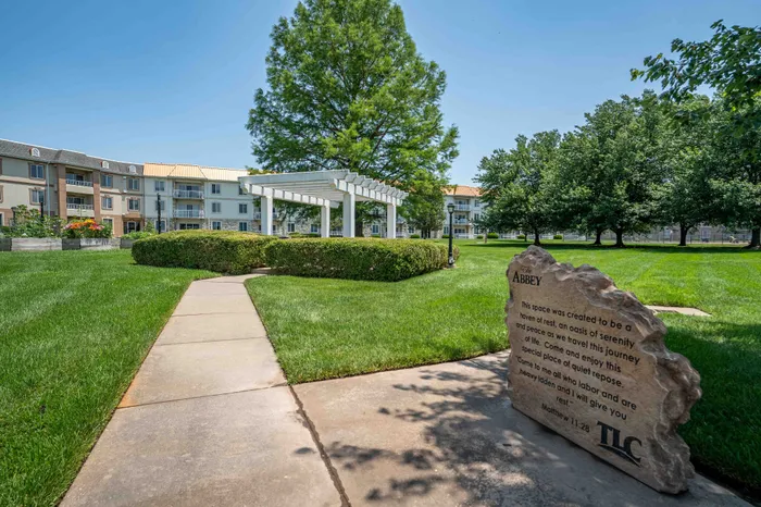 The-Abbey-Apartments-Springfield-Missouri-Amenities-Courtyard-Gazebo-Walking-Path