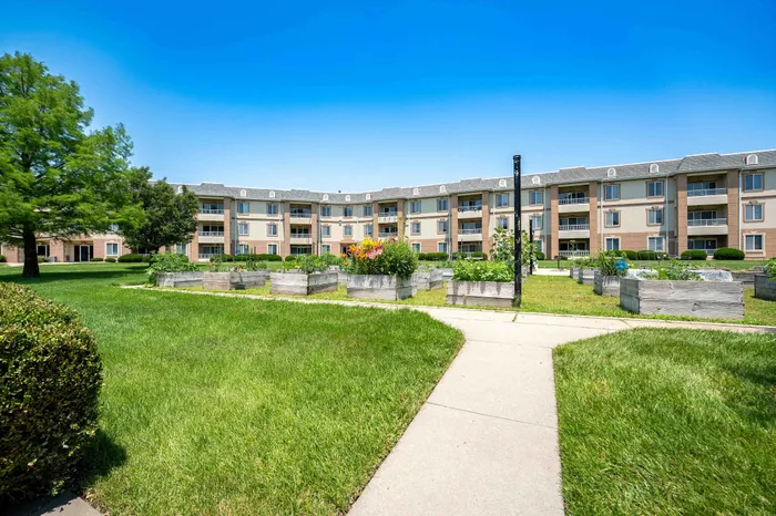 The-Abbey-Apartments-Springfield-Missouri-Amenities-Garden-Walkway