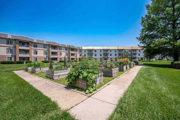 The-Abbey-Apartments-Springfield-Missouri-Amenities-Garden