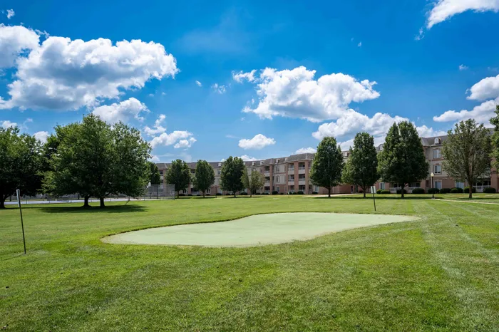 The-Abbey-Apartments-Springfield-Missouri-Amenities-Putting-Green-Courtyard-View