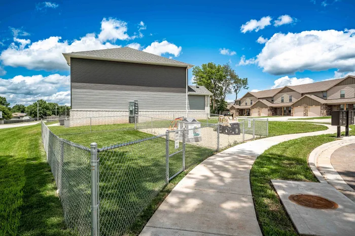 Oakwood-Heights-Townhomes-Republic-Missouri-Amenities-Dog-Park-Walkway