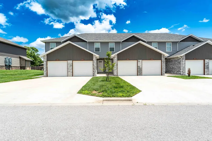 Oakwood-Heights-Townhomes-Republic-Missouri-Phase-Two-Exteriors-Driveway