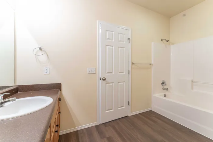 Martin-Riley-Apartment-Homes-Springfield-Missouri-Four-Bedroom-Upstairs-Bathroom-Tub