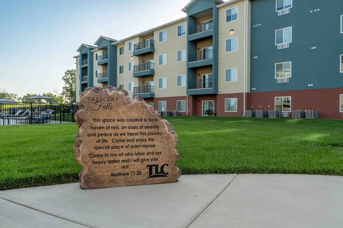 Crescent-Falls-Apartments-Joplin-Missouri-Exteriors-Courtyard-Monument-Rock