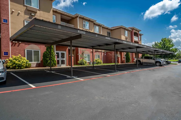 Verandas-Apartments-Springfield-Missouri-Amenities-Covered-Parking-Lot