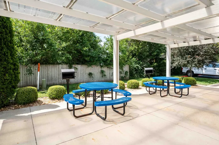 Verandas-Apartments-Springfield-Missouri-Amenities-Picnic-Tables