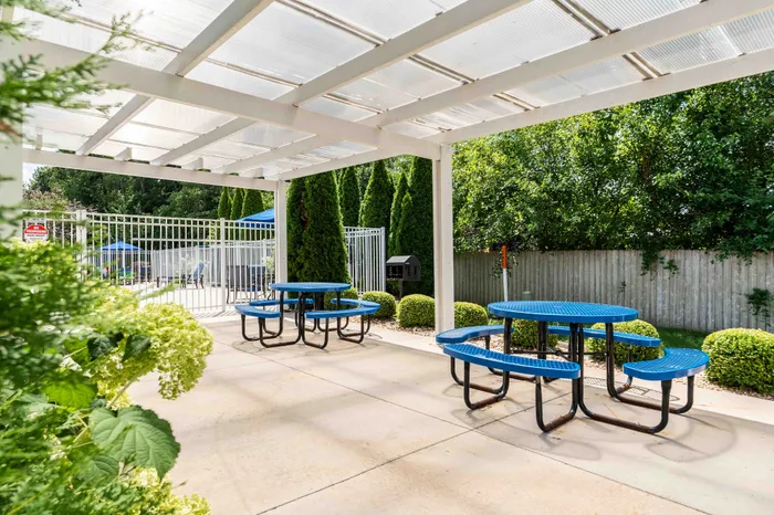 Verandas-Apartments-Springfield-Missouri-Amenities-Picnic-Area-Near-Pool