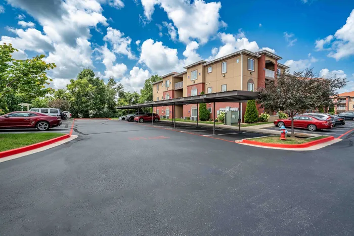 Verandas-Apartments-Springfield-Missouri-Community-Parking