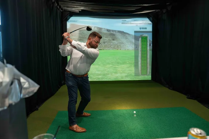 Heritage-Apartments-Springfield-Missouri-Luxury-Amenities-Indoor-Golf-Simulator