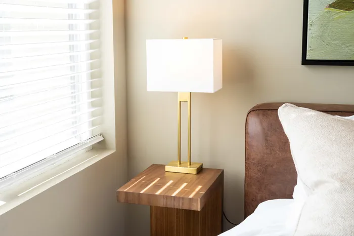 Heritage-Apartments-Springfield-Missouri-Luxury-Barrington-Furnished-One-Bedroom-Nightstand