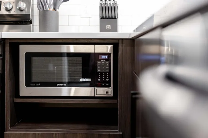 Heritage-Apartments-Springfield-Missouri-Luxury-Barrington-Furnished-One-Bedroom-Kitchen-Built-In-Microwave