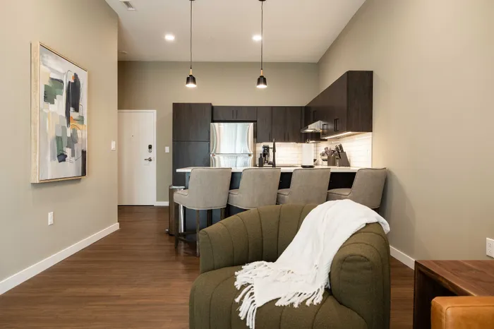 Heritage-Apartments-Springfield-Missouri-Luxury-Barrington-Furnished-One-Bedroom-Living-Room-Kitchen