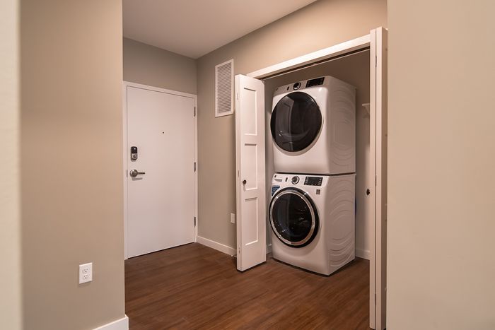 Heritage-Apartments-Springfield-Missouri-Sterling-Three-Bedroom-Entryway-Laundry