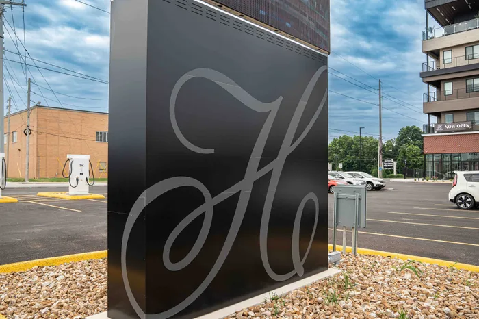 Heritage-Apartments-Springfield-Missouri-Luxury-Apartment-Homes-Building-Sign