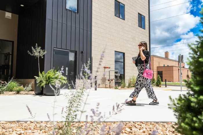 Heritage-Apartments-Springfield-Missouri-Luxury-Apartment-Homes-Sidewalk-To-Leasing-Office