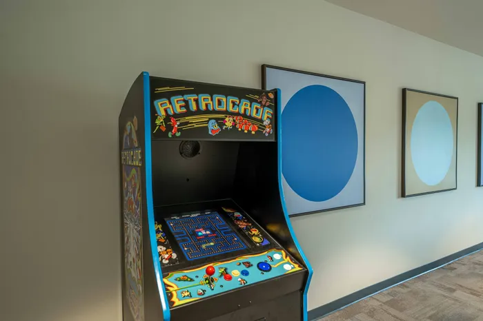Crescent-Falls-Apartments-Joplin-Missouri-Amenities-Game-Room-Retrocade