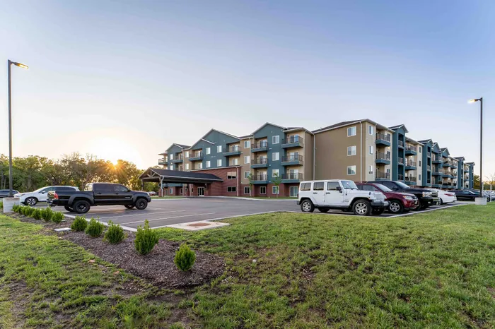 Crescent-Falls-Apartments-Joplin-Missouri-Exteriors-Parking