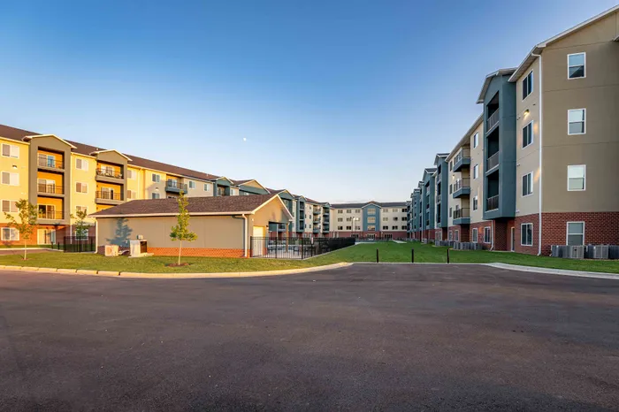 Crescent-Falls-Apartments-Joplin-Missouri-Exteriors-Courtyard-Entrance-Back-Of-Building