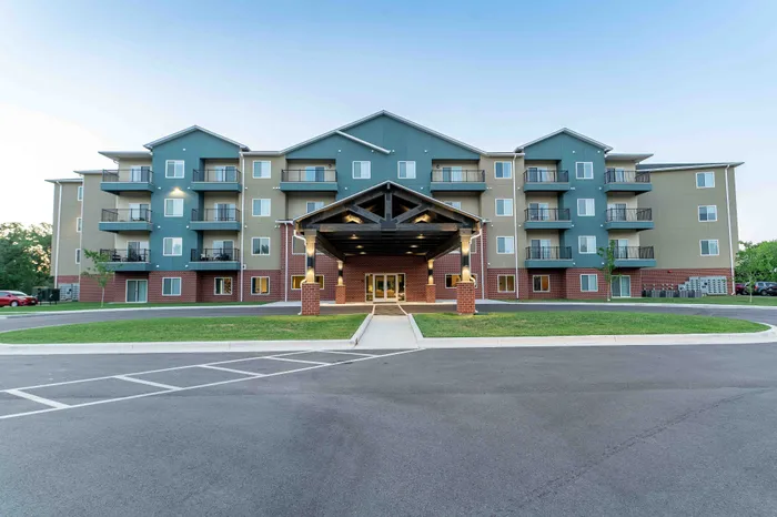 Crescent-Falls-Apartments-Joplin-Missouri-Exteriors-Front-Entrance