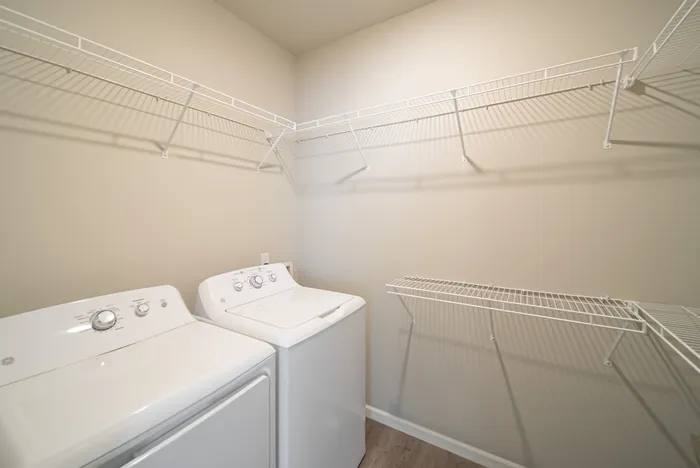 Crescent-Falls-Apartments-Joplin-Missouri-Studio-Laundry-And-Closet