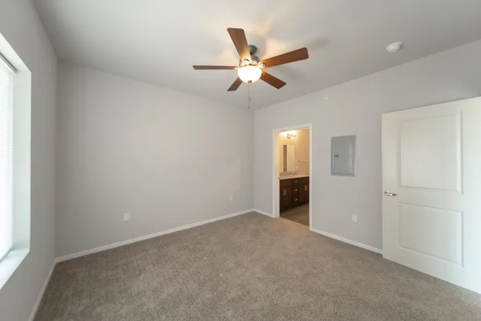 Crescent-Falls-Apartments-Joplin-Missouri-One-Bedroom-Bathroom-Entrance